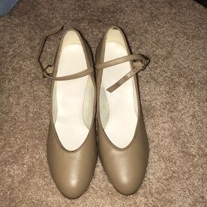 Tan kitten heel shoes